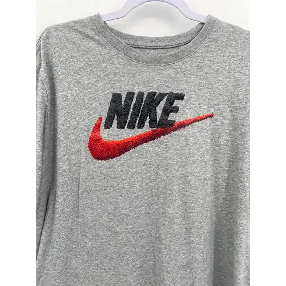 The Nike Tee Embroidered Look Gray Swoosh Logo Red Shirt Men's XL Ar4993-063 - Picture 2 of 7